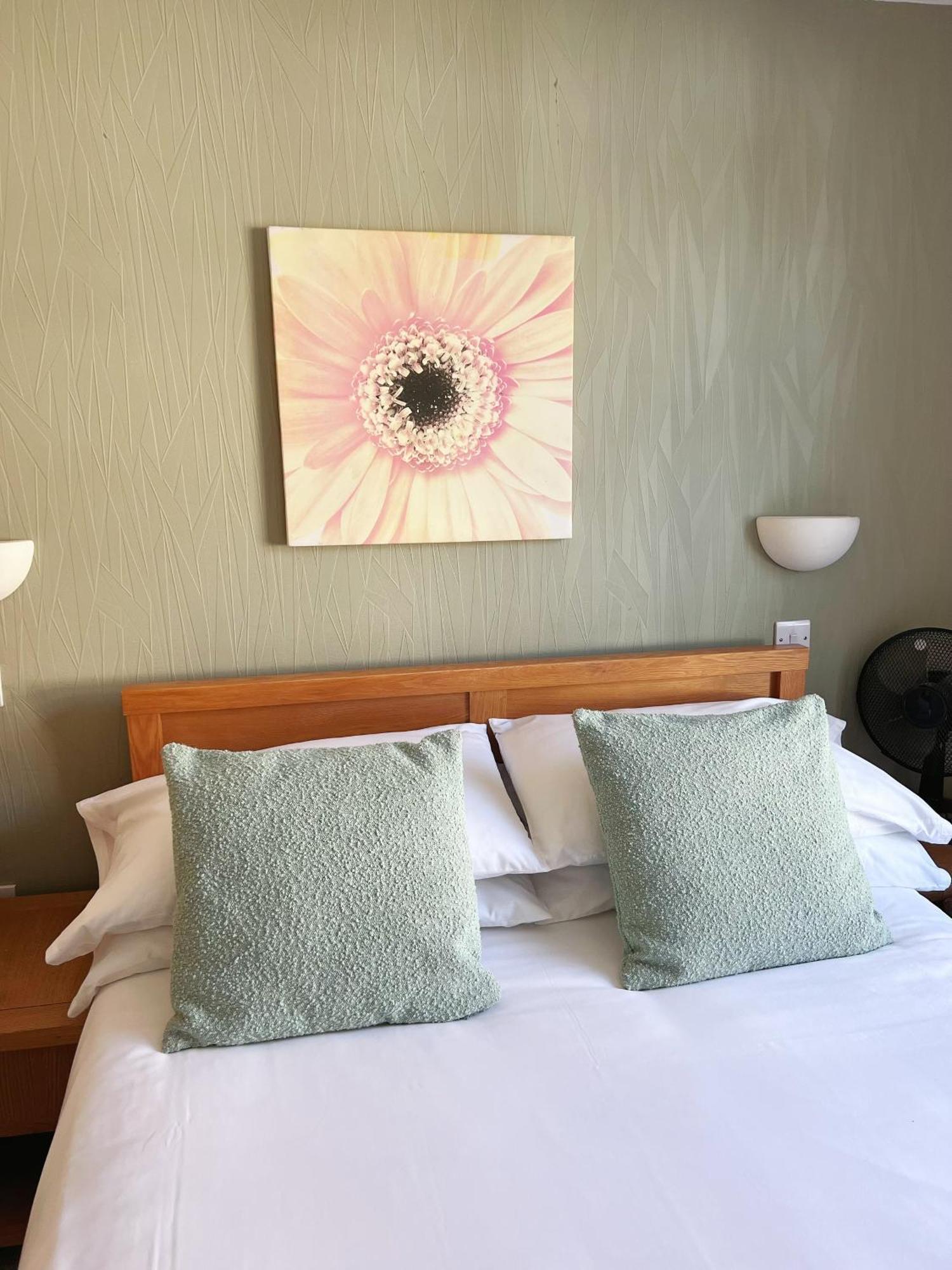 The Crown Hotel Corwen Dış mekan fotoğraf